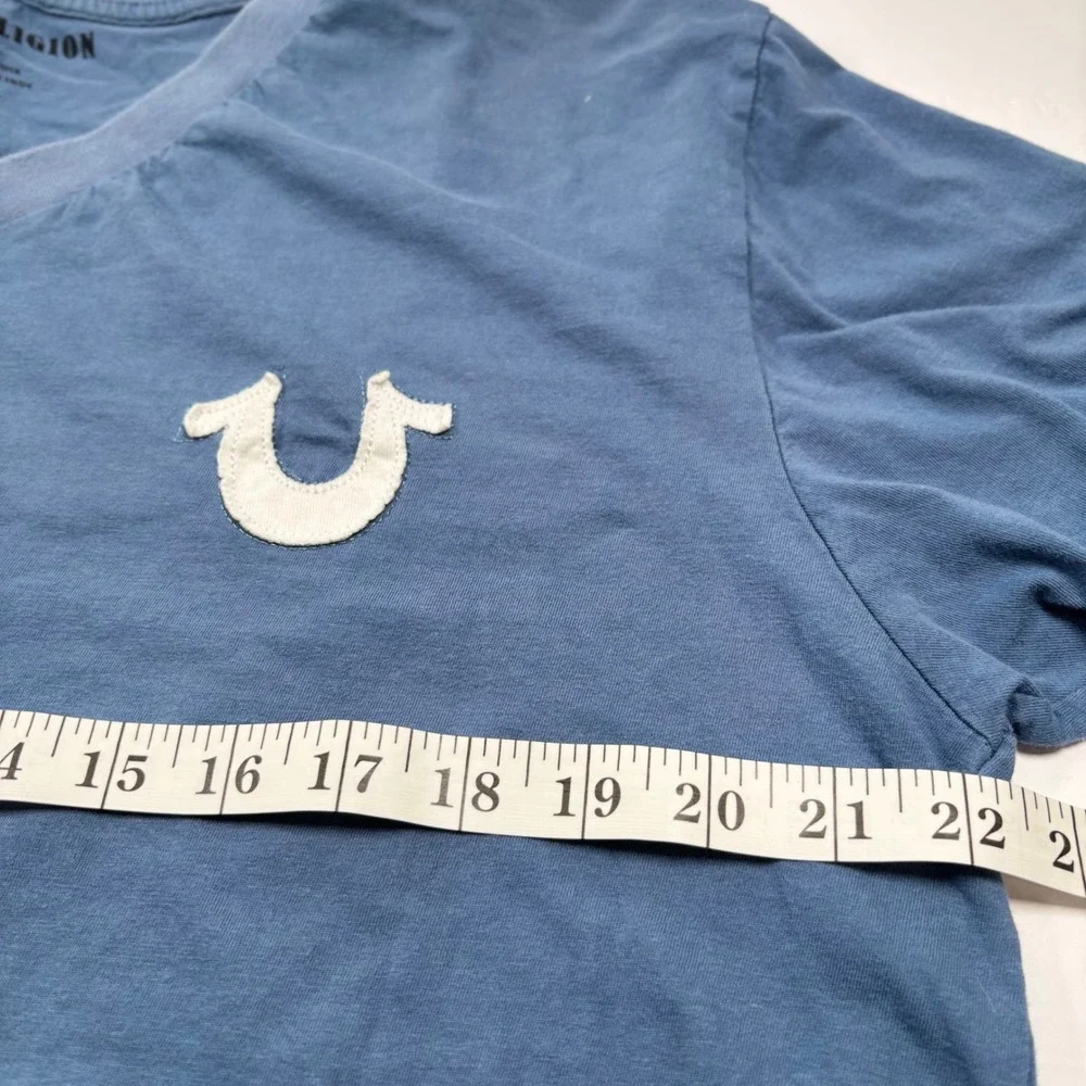 True Religion Mens XL V-Neck T-Shirt Blue Graphic Back Horseshoe Logo Patch